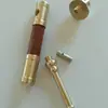 Una pipa de tabaco seca tradicional de la vieja escuela de aproximadamente 13 cm de largo con una boquilla de secuoya y un filtro portátil de cobre