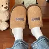 Chinelos casuais de algodão para mulheres, outono e inverno, silenciosos no chão, novo estilo 2026, confortáveis e amigáveis à pele para uso interno, com forro de pelúcia macio.