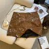 Nueva colección otoño/invierno 2026 de Ruoxin: falda midi adelgazante y versátil de estilo coreano con intrincados bordados y tejido de ante sintético, diseñada para mujeres