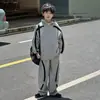 Roupa infantil para meninos conjunto de outono 2025 novo estilo para crianças médias e grandes conjunto esportivo legal e bonito de duas peças moletom e calça de moletom para meninos