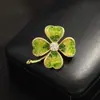 Broche de Trébol de Cuatro Hojas de Grava Fresca, Pin de Trébol de la Suerte de Cristal de Lujo Ligero, Accesorio de Nicho Suave para Trajes y Suéteres, Regalo