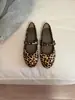 Versión de piel de oveja~Zapatos Mary Jane con suela súper suave de cuero genuino con estampado de leopardo para mujer, zapatos planos estilo ballet de otoño con una sola tira de hebilla
