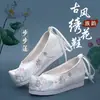 Zapatos Hanfu originales nuevos de otoño e invierno, zapatos antiguos bordados para mujer con zapatos de traje antiguo, zapatos de arco aumentado de altura interior, elegantes