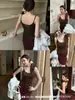 Moda Primavera e Verão Estilo Garota Apimentada Alça Fina Renda Patchwork Design Costas Nuas Camisola com Bojo para Mulheres