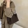 Bolsa de palha artesanal estilo coreano, couro macio, grande capacidade, bolsa de ombro, design moderno e minimalista, bolsa de ombro único e bolsa interna combinando