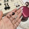 Brincos de luxo estilo escuro com diamantes incrustados em camélia, banhados a ouro preto, brincos de pedras preciosas com laço da moda, tudo combinando