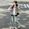 Conjunto de Roupa de Outono para Meninas 2026 Novo Estiloso Menina Grande Primavera/Outono Estilo Coreano Conjunto de Três Peças com Cardigan Suéter Jeans