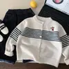 Cardigan de Tricô Listrado Infantil Bangcheng 2026 Outono Novo Jaqueta Suéter de Gola Redonda Bordado de Ursinho Desenho Animado para Crianças Pequenas