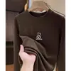 Camisa Base de Terciopelo Blanco para Mujer Otoño e Invierno Nueva Camiseta de Manga Larga Hombro Ajustado Estilo Occidental Reductor Oso Top