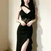 Vestido puro e sedutor ombro a ombro com um design único e barra assimétrica