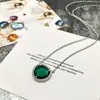 Conjunto de Colar Exquisito e Personalizado com Pedras Coloridas Triangulares Micro-Incustadas e Cristais Multifacetados na Cor de Doce da Fábrica de Guangzhou