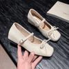 Sapatos Rasos Planos Estilo Francês Outono 2025 Novos Sapatos Mary Jane Casuais com Laço Sapatos Pequenos Versáteis de Couro com Bico Redondo