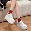 Zapatillas blancas de suela gruesa versátiles de cuero genuino que aumentan la altura, nuevos zapatos casuales de moda otoño e invierno para personas bajitas