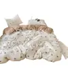 Set súper suave de cuatro piezas de algodón gofrado con estampado floral fresco, adecuado para dormitorio y uso doméstico, incluye sábana bajera y funda de edredón, set floral de tres piezas para exportación