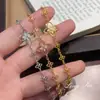 Pulsera de la suerte de cuatro hojas hueca estilo francés, lujo ligero con un diseño de alta gama, joyería versátil de trébol de cuatro hojas de nicho