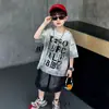 Conjunto de Roupa de Verão para Meninos Estilo Coreano Descolado Camiseta de Manga Curta 2026 Novo Shorts Jeans de Verão Camiseta Tendência