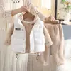 Conjunto de Forro Polar para Niños Otoño e Invierno 2026 Nueva Moda Ropa Infantil Ropa de Invierno para Bebé Chaleco Engrosado Conjunto de Tres Piezas de Moda