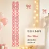 Tira larga rosa y rojo rosado de boda con el carácter de felicidad, utilizada como bata de mañana, accesorio para fotos de compromiso y decoración de fondo para el dormitorio principal en la suite nupcial