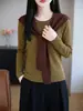 Conjunto de tricô de duas peças com xale de design exclusivo, meticulosamente confeccionado para se assemelhar a listras clássicas de lã, top em camadas com gola redonda para mulheres