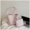 Bolsa de Mão Simples Estilo Balde Feminina 2026 Nova Cor Sólida Trançada Grande Capacidade Bolsa de Ombro Único Tendência Retro Bolsa Transversal