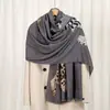 Cachecol Quente com Estampa de Leopardo Retrô para Mulheres, Versátil para Primavera e Outono, Xale Elegante de Uso Duplo, Lenço de Seda Elegante com Estampa de Leopardo