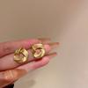 Pendientes de botón trapezoidales en forma de L con forma de aguja de plata galvanizada en oro auténtico, pendientes de lujo ligeros de moda de Corea del Sur, pendientes de anillo lisos de estilo metálico.