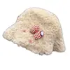 Otoño e Invierno 2025 Lindo Dibujo Animado Más Fácil de Combinar Etiqueta Sombrero de Cuenca Cálido Sombrero de Pescador Relleno de Invierno para Mujer Nicho Relleno