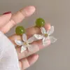 Pendientes Florales Románticos de Bosque Verde Estilo Primavera y Verano con Pétalos Blancos y Colores Contrastantes, Dulces y Elegantes Pendientes Florales para Mujer, Pendientes de Diseño de Nicho