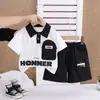 Traje de Verano para Niños con Cuello Polo y Mangas Cortas, Nuevo Estilo Coreano Casual de Moda Conjunto de Dos Piezas, Moda Infantil Estampado de Letras