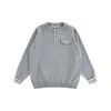 A nova coleção de outono da Wuli Bu apresenta um suéter de tricô estilo britânico retrô com gola Henley, oferecendo um design confortável e meio aberto.