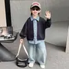 Conjunto de Roupas de Outono para Meninos 2026 Novo Estilo Jaqueta Falsa de Duas Peças Infantil Jeans Bonito Conjunto Casual de Duas Peças