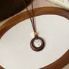Collar de cordón de cuero con perla cuadrada de acrílico, estilo vintage y artístico, cadena para suéter, diseño único, joyería de lujo ligera, venta al por mayor