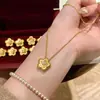 Collar de Flor de Ciruelo Cepillada de Lujo Ligero de Alta Calidad con Incrustaciones de Diamantes Bicolores Nuevo Colgante Exquisito de Nicho Chino Cadena para Clavícula de Lujo Versátil