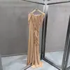 Vestido longo de malha elástica justo, estilo ins transfronteiriço 2026, com uma alça só, estilo capa, plissado irregular