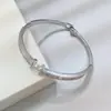 Pulseira Aberta Europeia e Americana Transfronteiriça de Zircônia Cravejada de Diamantes Pulseira Elegante de Alto Nível de Luxo Leve Nicho Versátil Joias da Moda para Mulheres