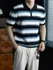 Cavaleiro Elegante! Camisa Polo Masculina de Negócios com Toque Gelado, Zíper Meio Aberto, Tricô Color Block com Listras Grossas e Mangas Curtas Caídas