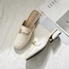 Chinelos de Couro Genuíno Femininos para Uso Externo 2025 Novos Planos Preguiçosos Masculinos Meio Chinelo Sapatos de Verão Femininos Sapatos de Primavera e Outono Femininos