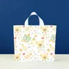 Bolsa tote de grande capacidade para loja de roupas com logotipo personalizado, saco de embalagem de plástico PE à prova d'água, sacola de compras espessa para roupas femininas e infantis