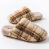 Zapatillas de algodón a cuadros retro de moda para mujer, para uso en interiores en otoño e invierno, zapatillas cálidas de felpa con suela gruesa y silenciosa para hombre