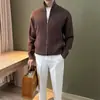 Jaqueta Cardigan Suéter com Gola Alta e Bolso Lateral Masculina Estilo Coreano Solta Toque de Luxo Zíper Tricô Jaqueta Casual