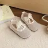 Sandálias Infantis Sapatos Macios de Princesa Sapatos de Bebê Mary Jane para Meninas Sapatos Infantis 2026 Primavera/Verão Sola Oca Respirável