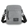 Bolso cruzado vertical pequeño para hombre, bolsa de hombro tipo bandolera ligera de tela Oxford con decoración de etiqueta y correa ajustable para el trabajo diario y viajes