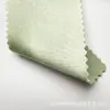 Tejido de satén elástico, grueso y brillante con una caída suave, que presenta un efecto reluciente de seda artificial, adecuado para disfraces de baile y ropa formal.