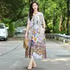 Un impresionante vestido de verano para madres, de alta gama, lujo ligero, sofisticado, estilo resort, sutilmente maduro, único y no repetitivo