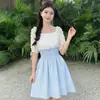 Vestido Quadrado Patchwork Estilo Francês para Mulheres, Verão Mangas Bufantes Florais Tridimensionais, Cintura Marcada Cor-Blocking Rosa e Branco Vestido Curto Evasê