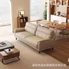 Sofá moderno minimalista de cuero gris claro con líneas rectas, diseño de respaldo segmentado y patas de madera maciza para salas de estar pequeñas