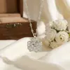 Pendente Giratório de Design Criativo Flor Bauhinia Zircônia Rosa Cobre Colar Feminino Super Brilhante Estilo Palácio Francês Flor de Cinco Pétalas