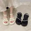 Sandalias estilo hada, versátiles para usar al aire libre, de suela gruesa, antideslizantes, nuevo modelo de verano 2026, ligeras, de suela suave, sandalias deportivas de moda para mujer