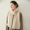 Cachecol 100% caxemira pura, macio, hipoalergênico, leve, simples, versátil, quente e oferece proteção contra o frio.; um cachecol de comprimento médio