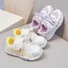 Zapatos deportivos de malla transpirable de moda para niños 2026 nuevos de primavera y otoño, versátiles para niñas, zapatos de entrenamiento alemanes, zapatos de malla individuales grandes para niños